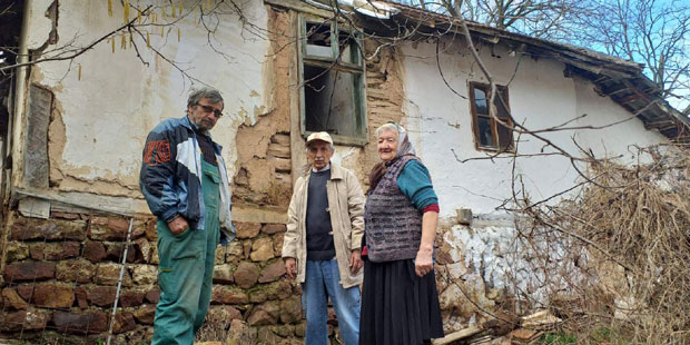 Спавала је са батеријском лампом поред кревета, а сада захваљујући добрим људима може коначно да одахне: Нови кров бака Ради (85) донео миран сан